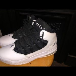 Jordan Max Aura White and Black size 7y